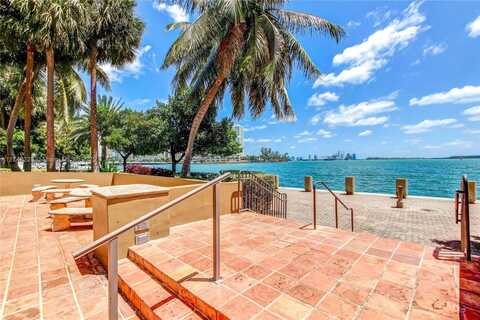 1111 Brickell Bay Dr, Miami, FL 33131