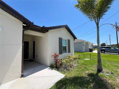 1685 SW Edinburgh Dr, Port Saint Lucie, FL 34953