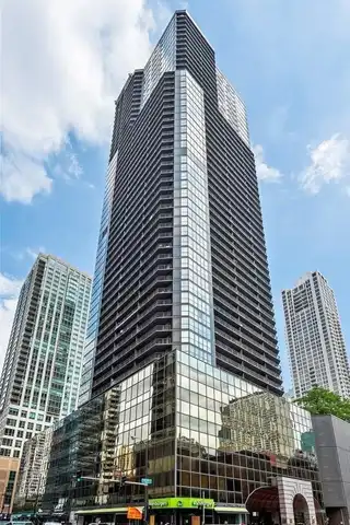 10 E ONTARIO Street, Chicago, IL 60611