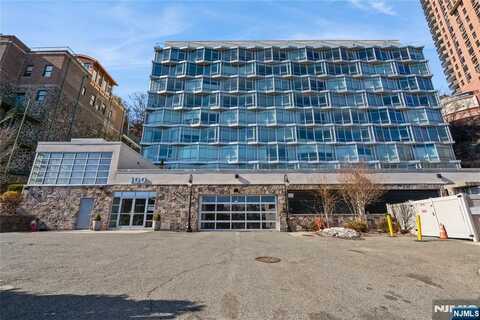 100 Thompson Lane 8D, Edgewater, NJ 07020