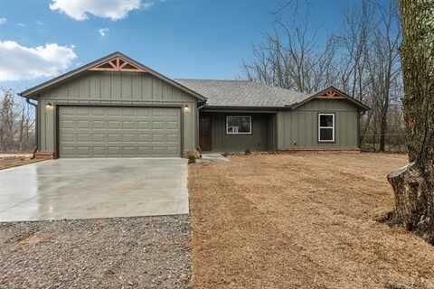 302 N Howey, Chouteau, OK 74337