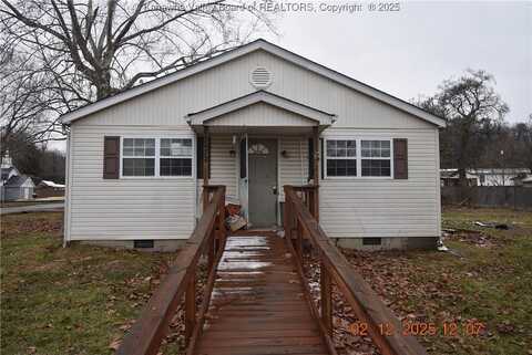 2472 Montana Avenue, Hurricane, WV 25526