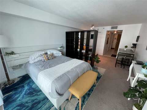 1200 Brickell Bay Dr, Miami, FL 33131