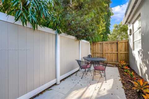 618 NE 8th Ave, Fort Lauderdale, FL 33304