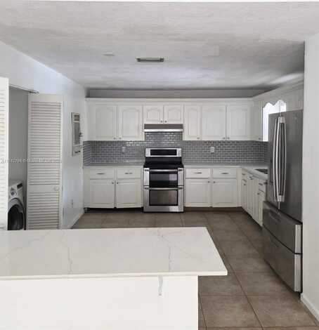 9633 Riverside Dr, Coral Springs, FL 33071