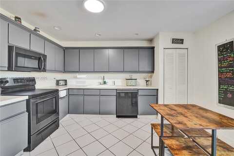 9007 Vineyard Lake Dr, Plantation, FL 33324