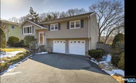 87 Aldrin Drive, Wanaque, NJ 07465