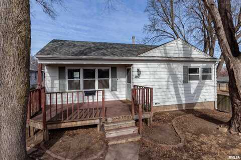 1352 W 37TH Street, Davenport, IA 52806