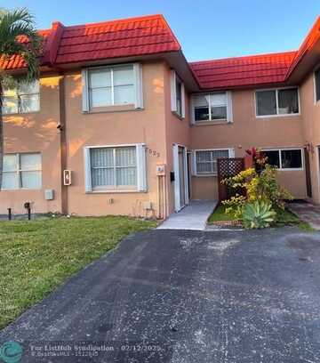 7023 NW 169th St, Hialeah, FL 33015