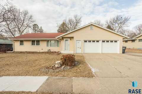 1015 CEDAR St, Luverne, MN 56156