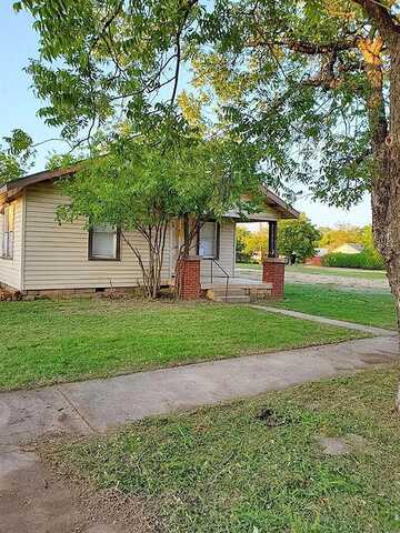 W Live Oak St, Coleman, TX 76834