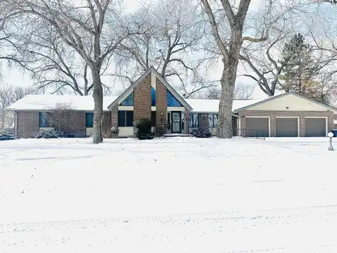 10 Beechwood Ln, Hutchinson, KS 67502