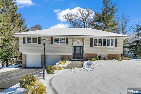 8 Queen Court, Park Ridge, NJ 07656