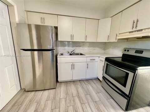 213 SW 10th St, Hallandale Beach, FL 33009