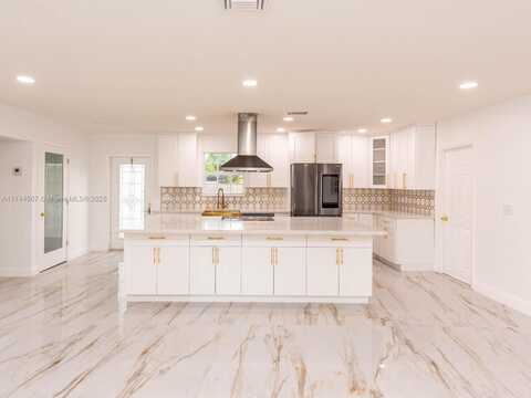 611 SW 64th Way, Pembroke Pines, FL 33023