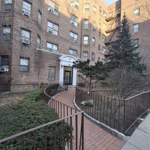 61-41 Saunders St, Rego Park, NY 11374