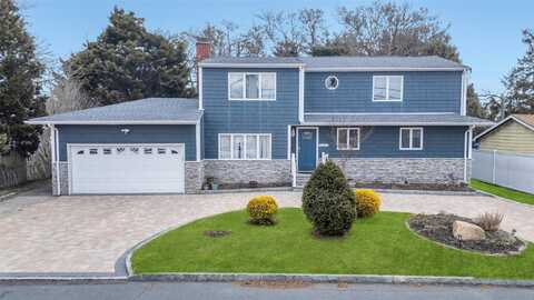 534 S Greene Avenue, Lindenhurst, NY 11757