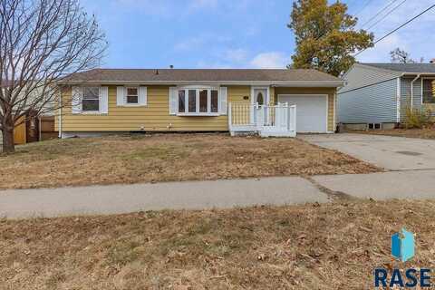 3912 E Claudette Dr, Sioux Falls, SD 57103