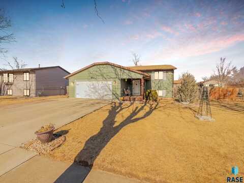 5512 W Dardanella Rd, Sioux Falls, SD 57106