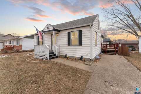 606 S 3rd St, Beresford, SD 57004