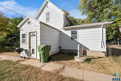 748 S Cherry St, Freeman, SD 57029