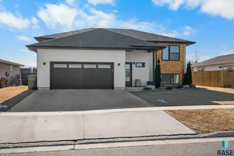 2528 Dean Ct, Brookings, SD 57006