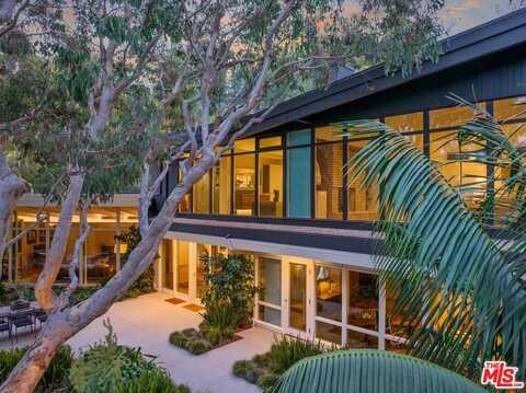 2179 Mandeville Canyon Rd, Los Angeles, CA 90049