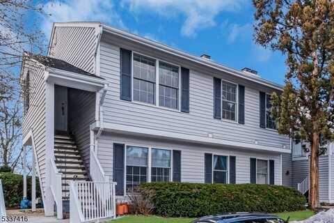 272 Kingbird Ct, Readington, NJ 08887