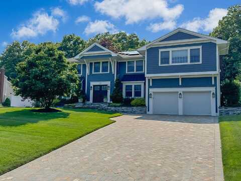 31 Stonehurst Lane, Dix Hills, NY 11746