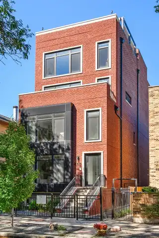 836 W Barry Avenue, Chicago, IL 60657