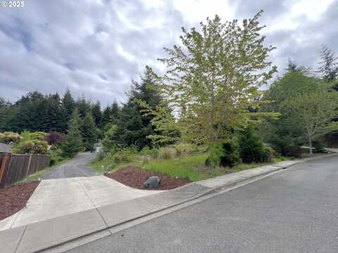 2211 Timberline DR, Coos Bay, OR 97420