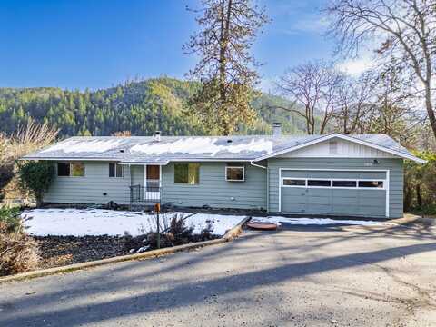 105 Tenney Drive, Rogue River, OR 97537