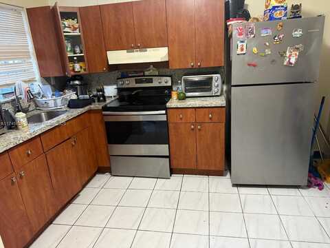 1000 W 28th St, Hialeah, FL 33010