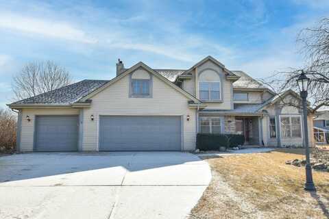 835 Laureate Dr, Pewaukee, WI 53072