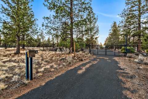 18790 Hakamore Drive, Bend, OR 97701