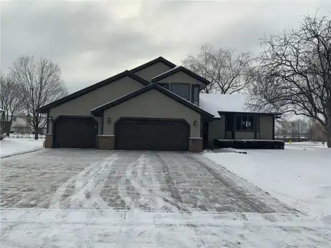 2710 Jade Circle E, Shakopee, MN 55379