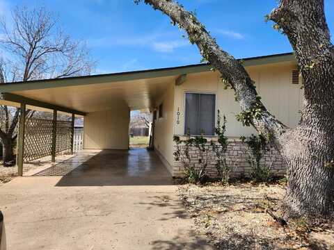 1010 Avenue B, Fredericksburg, TX 78624