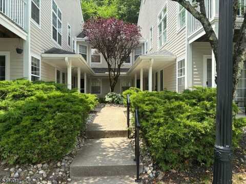 1071 Cambridge Ct, Mahwah, NJ 07430