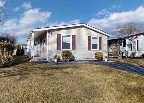 48 Village Circle S, Manorville, NY 11949