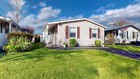48 Village Circle S, Manorville, NY 11949