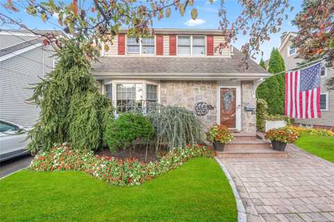 69 Park Avenue, Williston Park, NY 11596