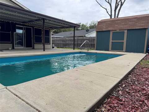 318 Clearwood Drive, Grand Prairie, TX 75052
