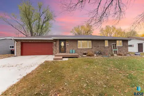 1204 E Cedar St, Brandon, SD 57005