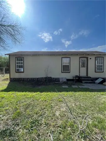 820 Alviar, Alice, TX 78332