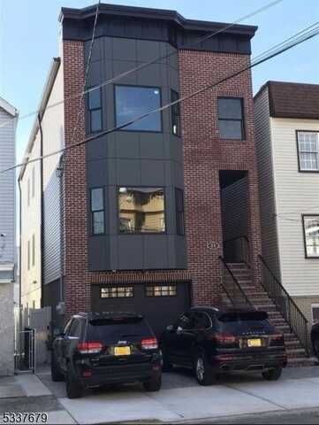 31 Grace St, Jersey City, NJ 07307