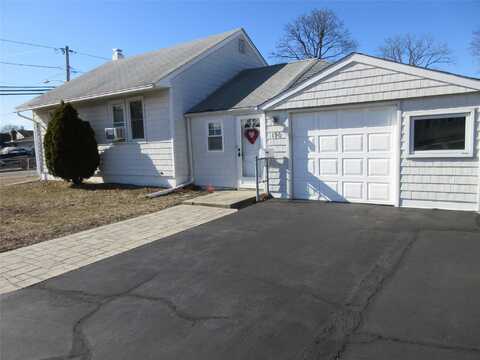 190 John Street E, Lindenhurst, NY 11757