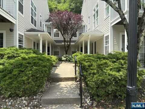 1071 Cambridge Court, Mahwah, NJ 07430