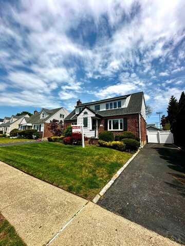 186 Whitehall road S, s garden city, NY 11530
