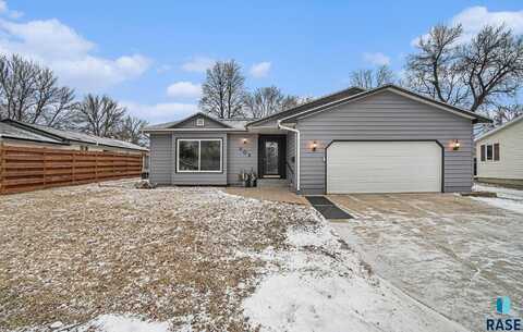 809 NW 4th St, Madison, SD 57042