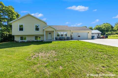834 N Michigan Street, Fremont, MI 49412